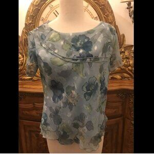 SAG HARBOR. Bust 34".Soft Blue Floral Print Chiffon. Lined. Short Sleeve Top B10